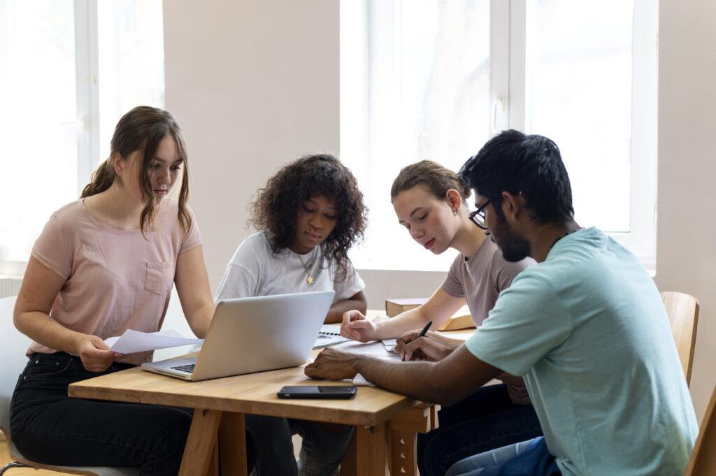 groupe étudiant entrain d'etudier
