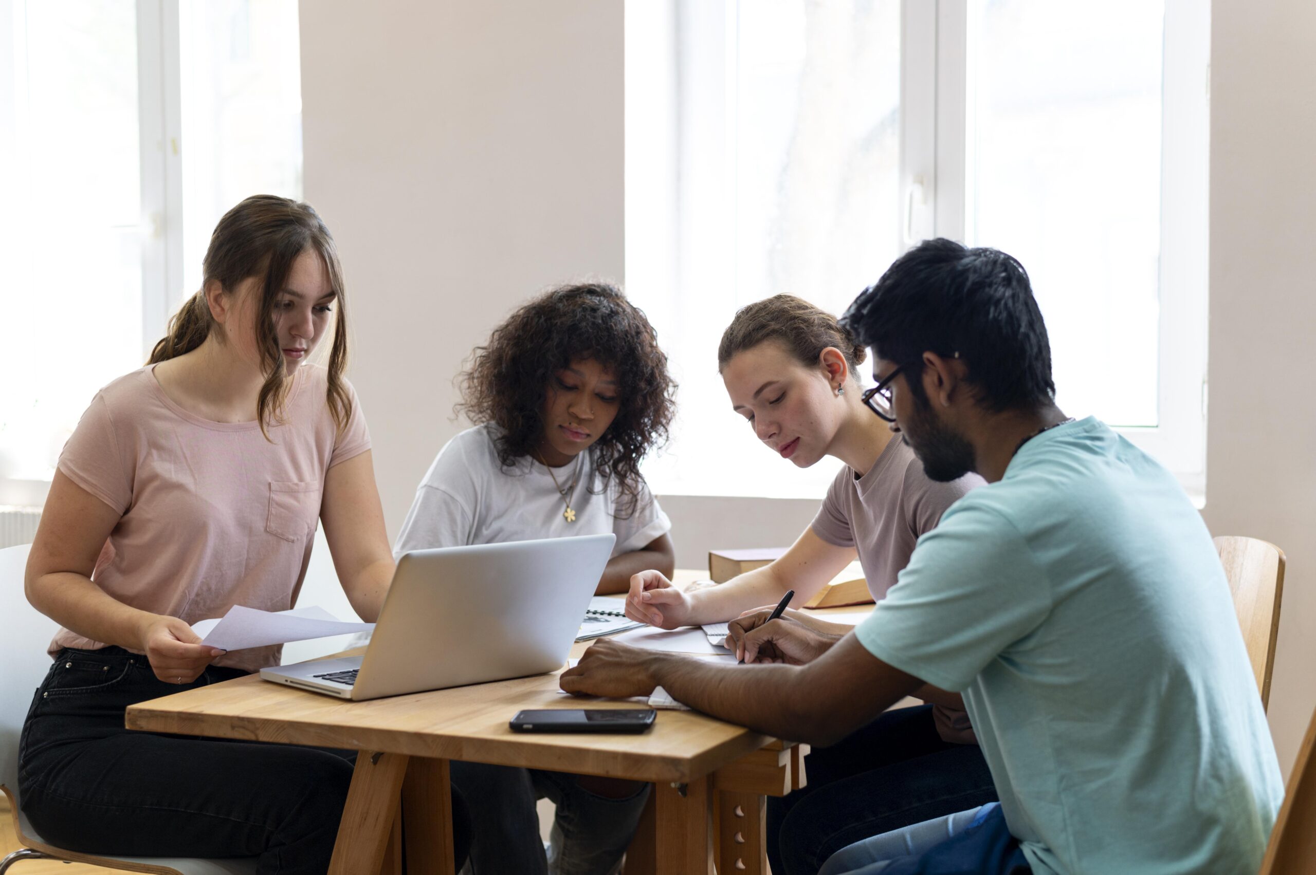 groupe étudiant entrain d'etudier