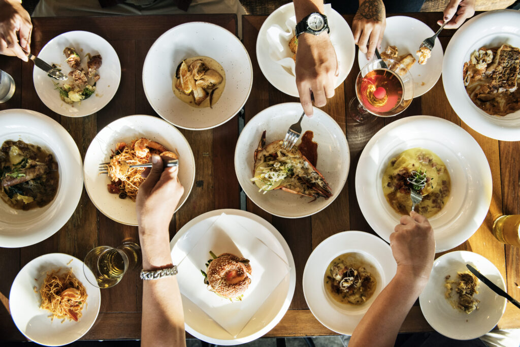 grande table dans un restaurant acceuillant un groupe