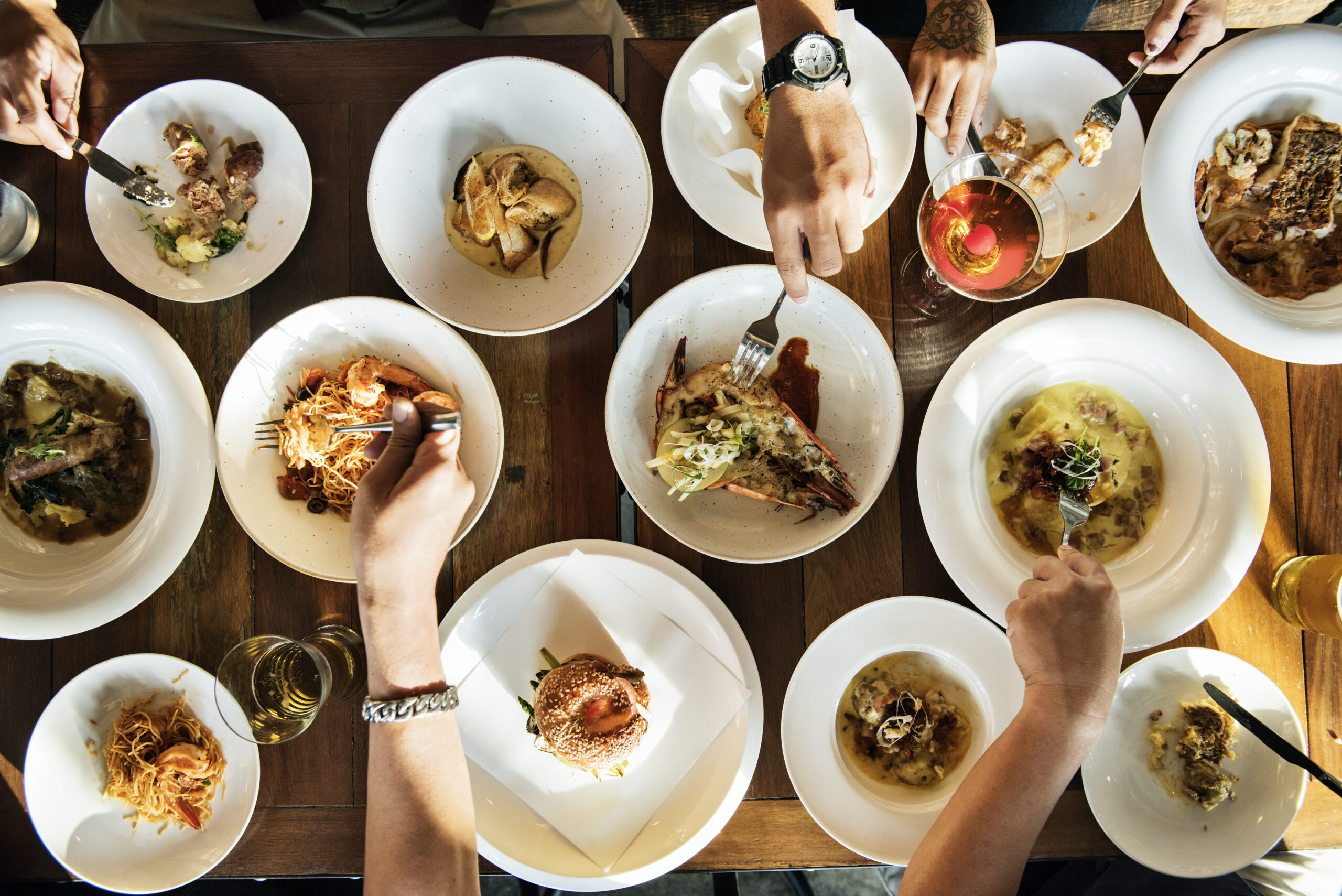 grande table dans un restaurant acceuillant un groupe