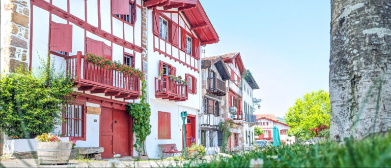 Rue typique du Pays Basque pour organiser un repas de groupe dans les Pyrénées-Atlantiques