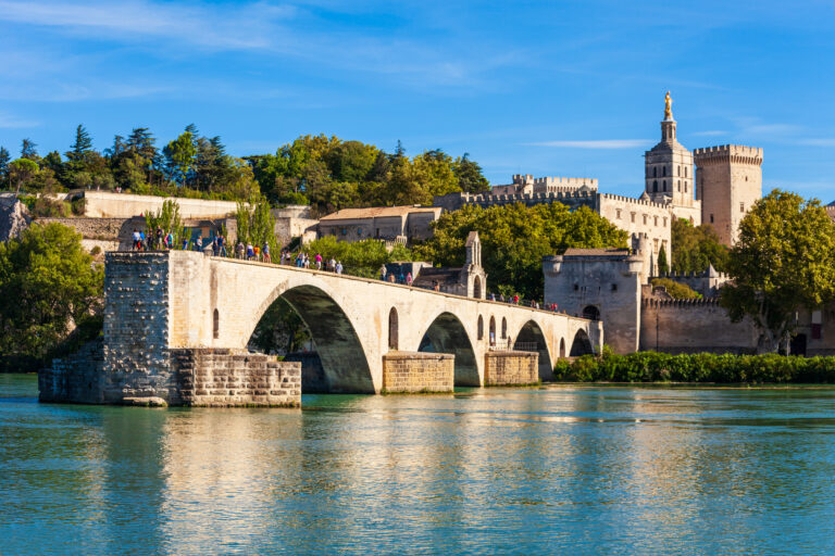Pont d’Avignon et Palais des Papes pour organiser un repas de groupe en Provence