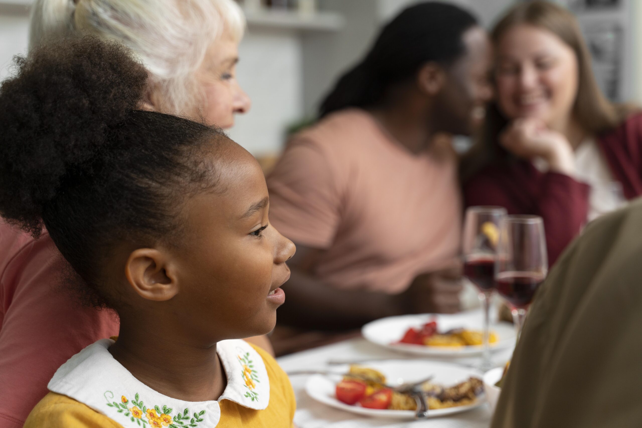 Groupe avec enfant lors d’un repas de groupe au restaurant