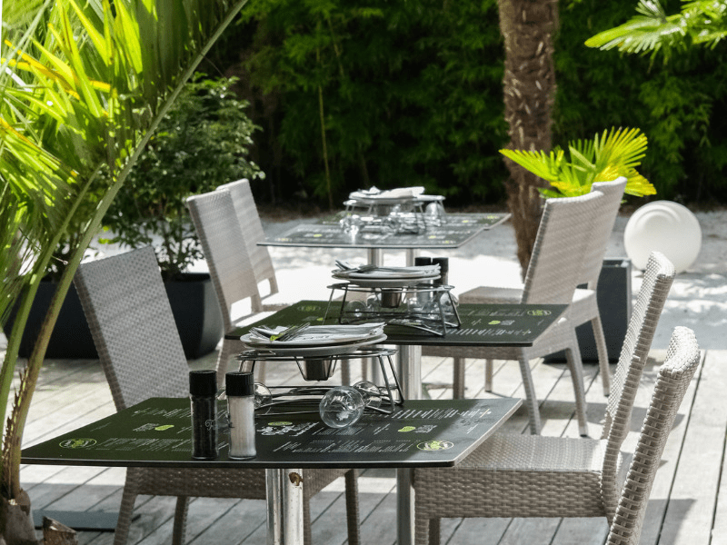 Tables dressées en terrasse au Bistro Régent Arcachon Gujan-Mestras