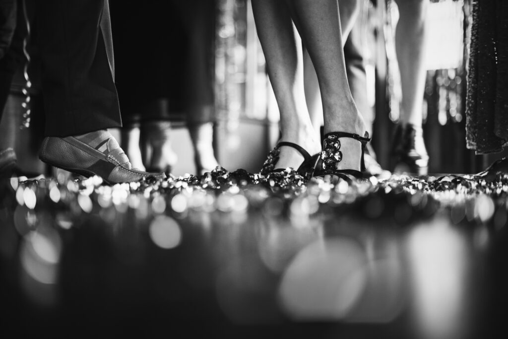 Invités sur une piste de danse lors d’un dîner de gala pour groupe