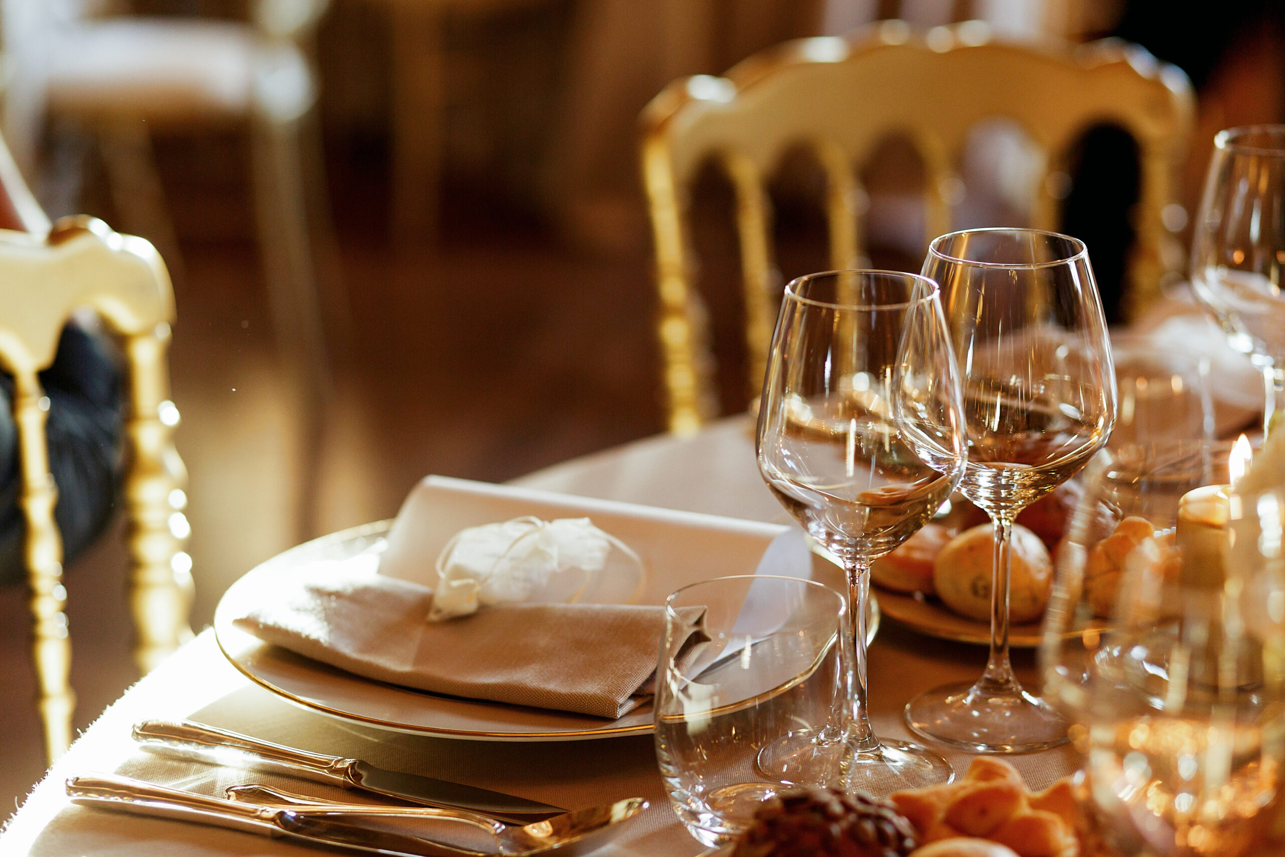 Table dressée avec verres et assiettes pour un dîner de gala de groupe