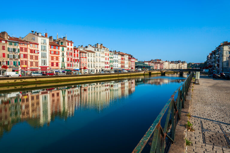 Maisons colorées sur les quais de Bayonne pour organiser un repas de groupe au Pays Basque