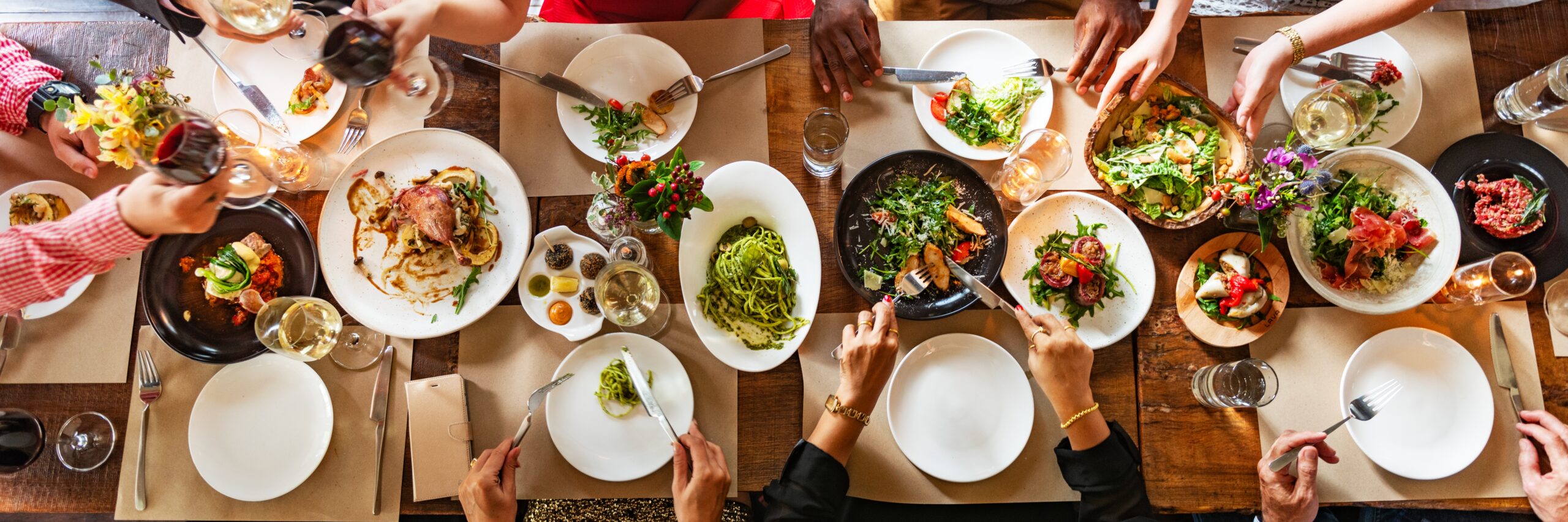 Grande table de repas partagé pour organiser un groupe avec enfants