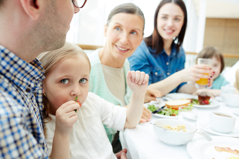 Repas en famille avec enfants dans un restaurant adapté aux groupes