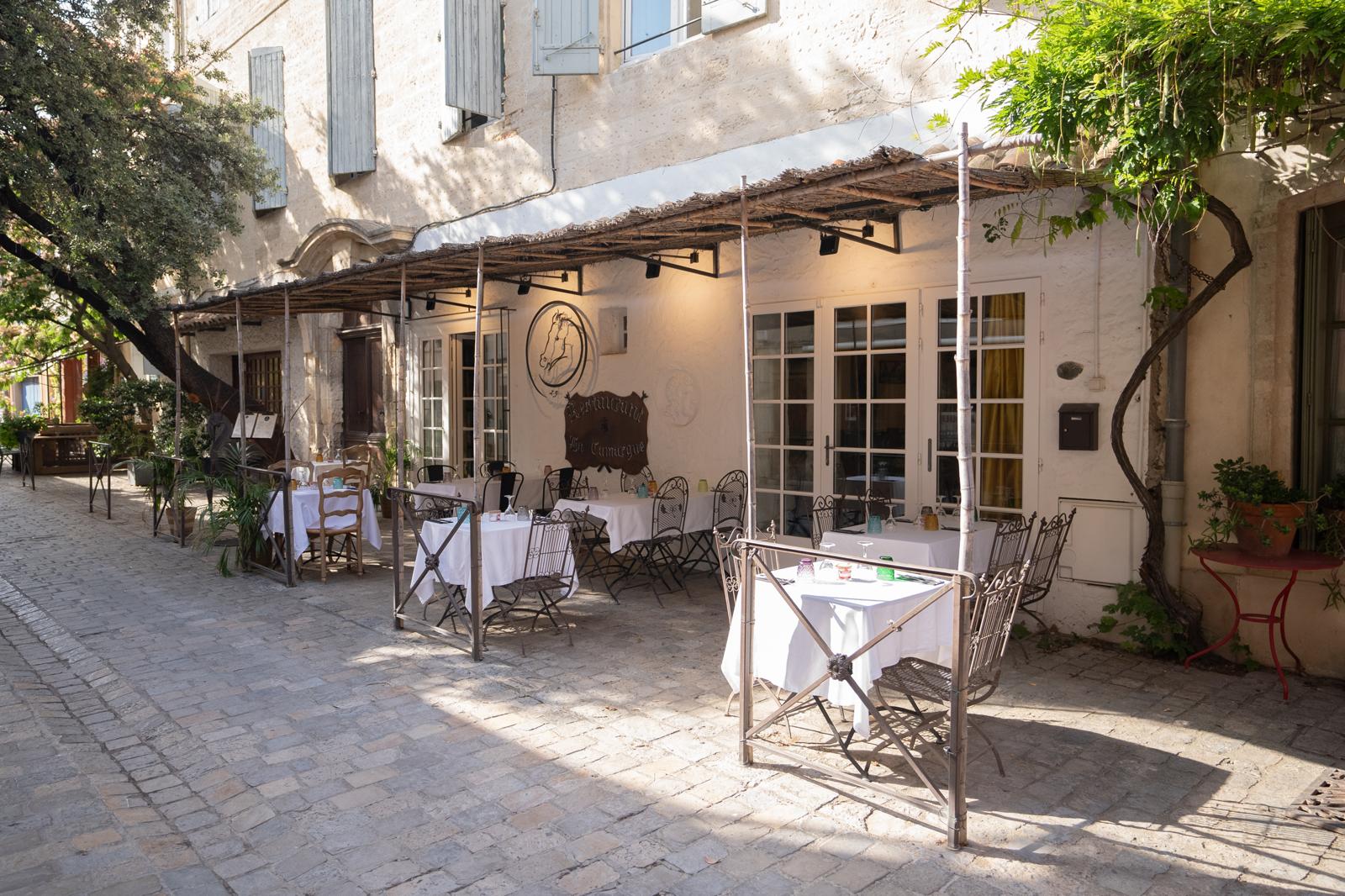 Terrasse extérieure du Restaurant La Camargue à Aigues-Mortes pour repas de groupe