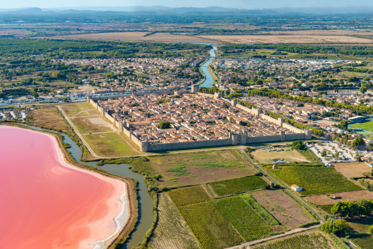 Vue aérienne d’Aigues-Mortes et des remparts pour sortie de groupe en Camargue