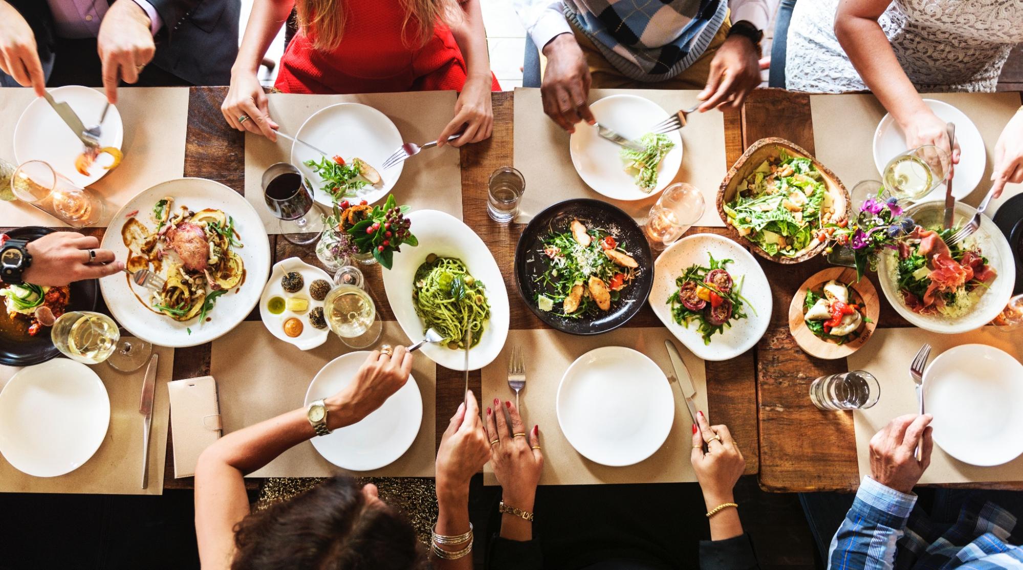 photo d’un repas conviviale en groupe