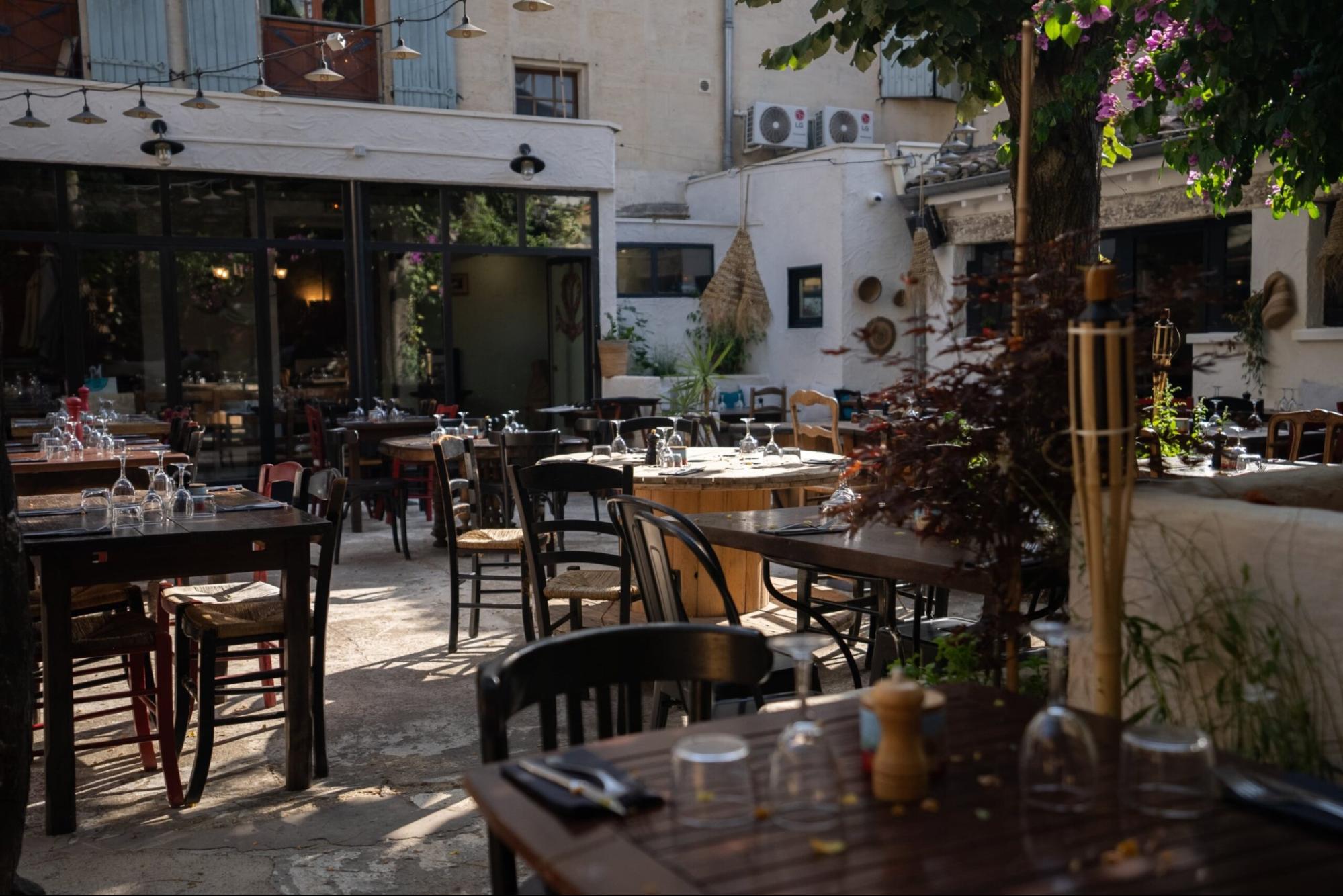 Terrasse du Restaurant La Camargue à Aigues-Mortes pour accueil de groupes