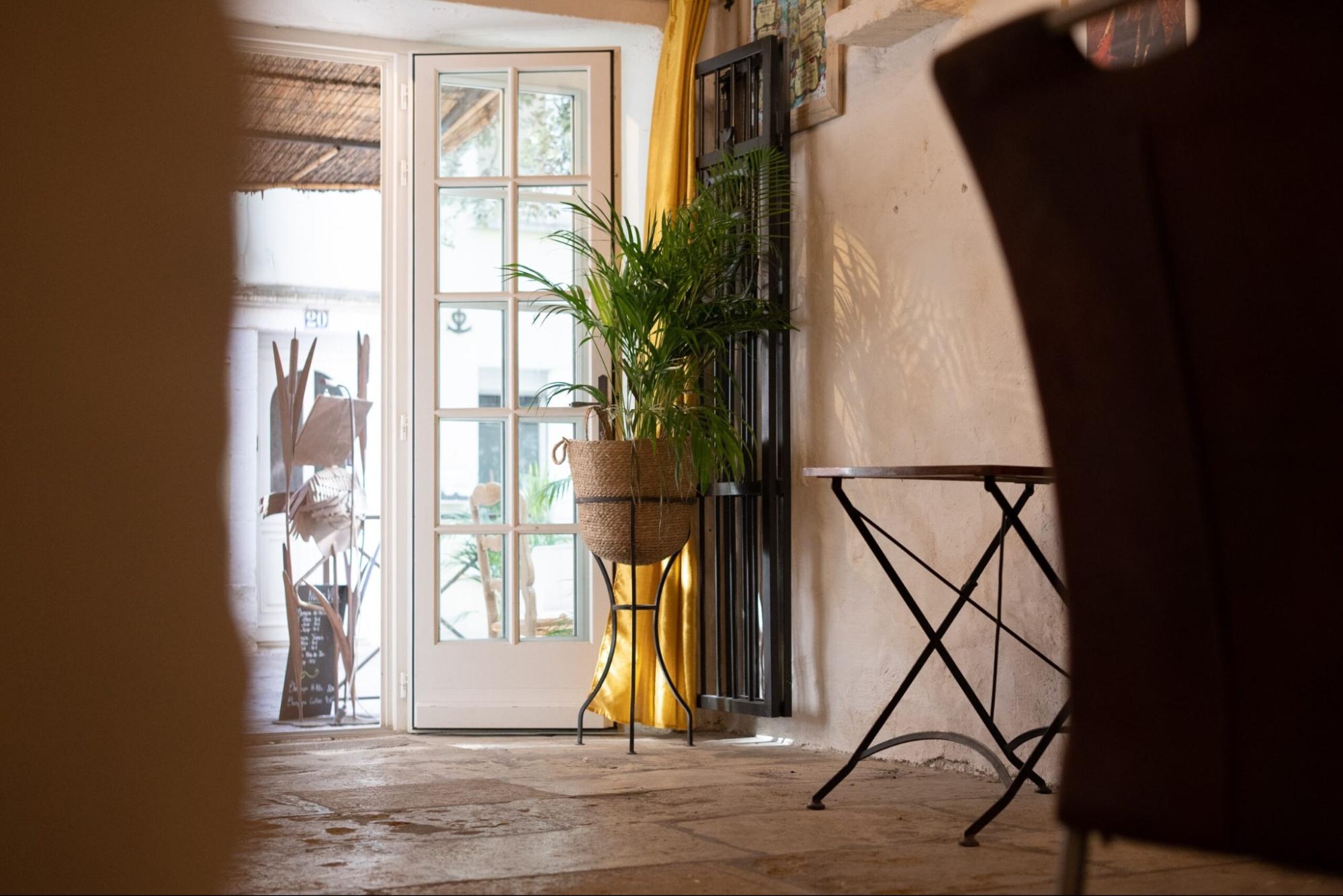 Intérieur du Restaurant La Camargue à Aigues-Mortes pour repas de groupe
