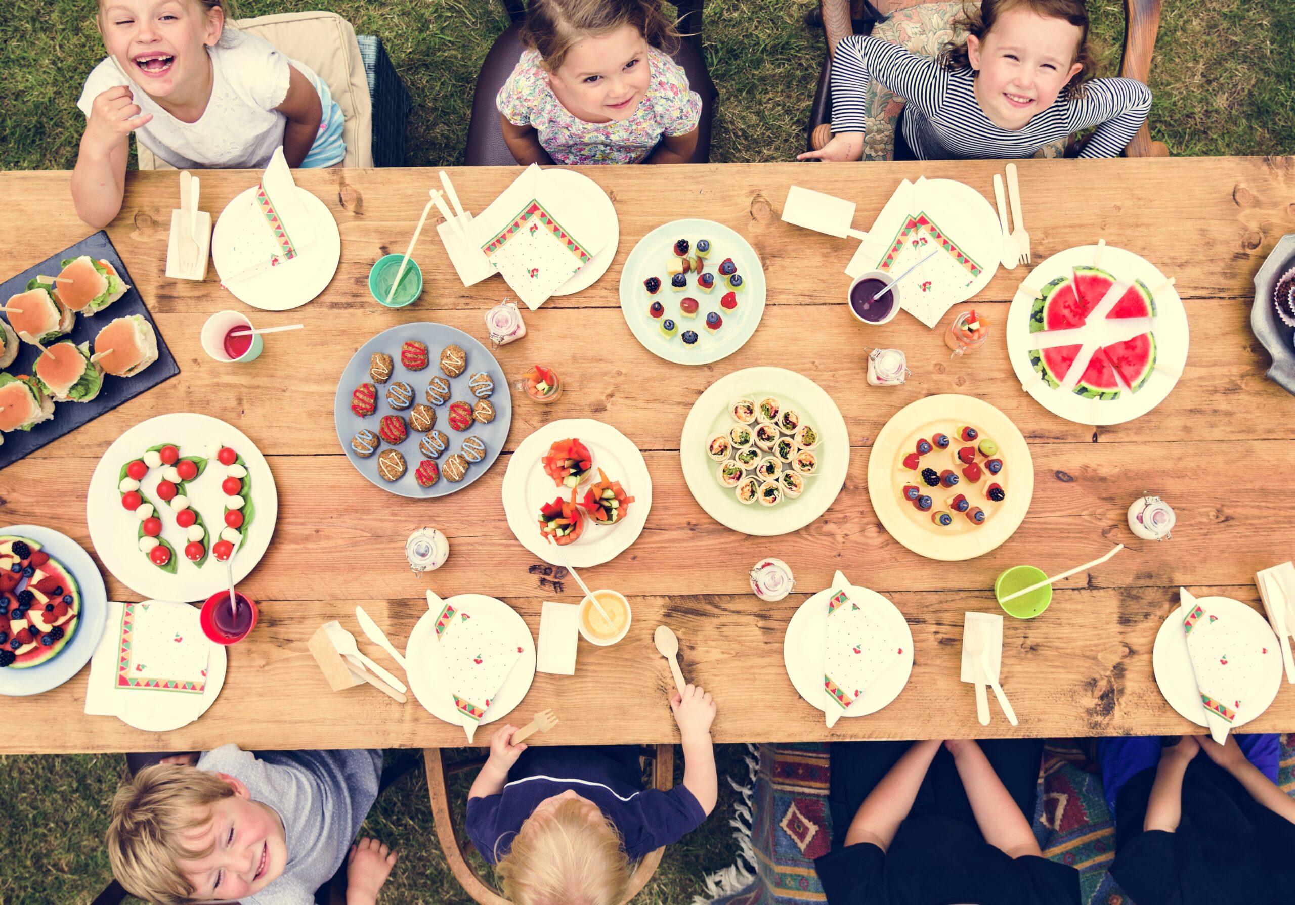 Table de repas pour enfants lors d’un événement de groupe