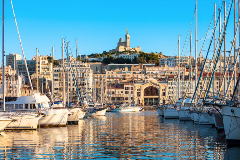 Vue du Vieux-Port de Marseille pour organiser un repas de groupe en Provence