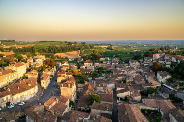 Vue aérienne de Saint-Émilion et de son vignoble pour une sortie de groupes