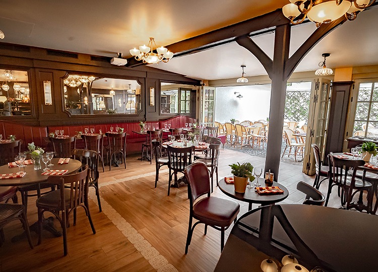 Salle du restaurant À La Mère Catherine pour groupe à Montmartre