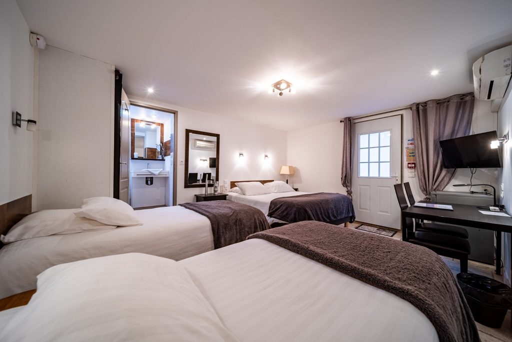 Chambre triple des Loges du Luberon pour hébergement de groupe en Provence