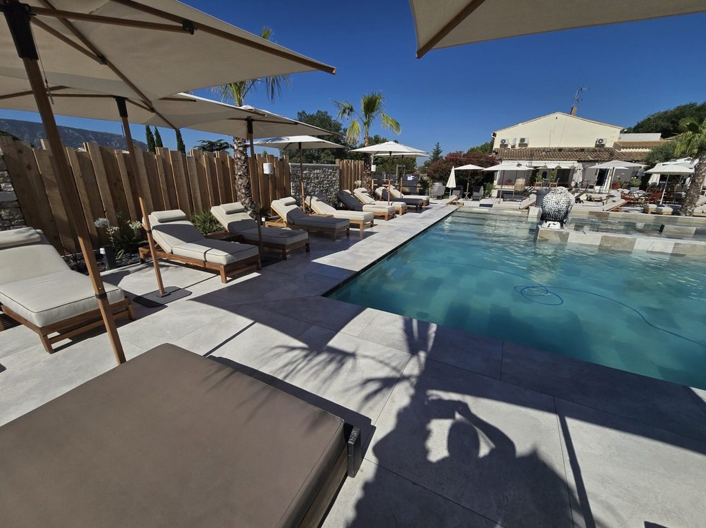 Piscine des Loges du Luberon pour séjour de groupe à Cabrières-d’Avignon