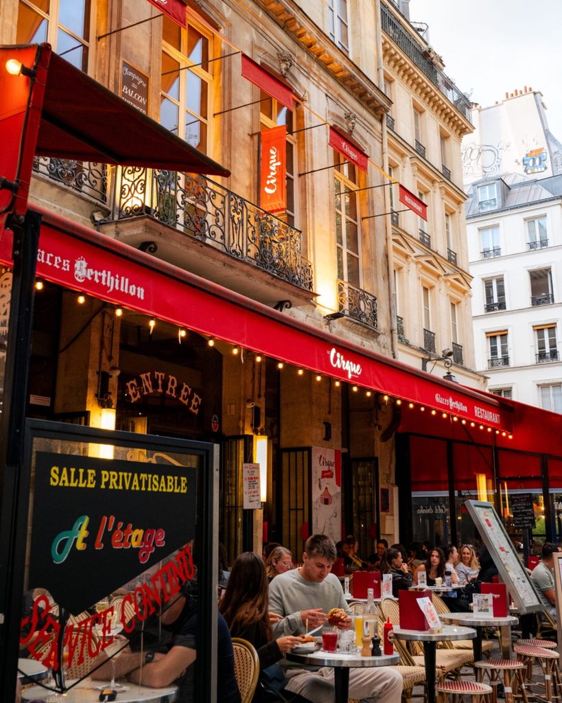 Façade du Café Le Cirque pour groupe près du Centre Pompidou à Paris