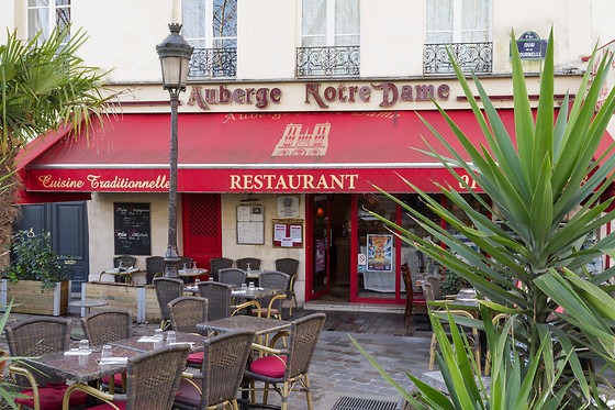 Terrasse de l’Auberge Notre Dame pour groupe face à Notre-Dame de Paris